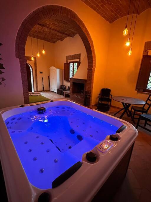 Relax Nella Jacuzzi In Toscana Colle Val D'Elsa Bagian luar foto