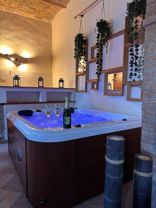 Relax Nella Jacuzzi In Toscana Colle Val D'Elsa Bagian luar foto