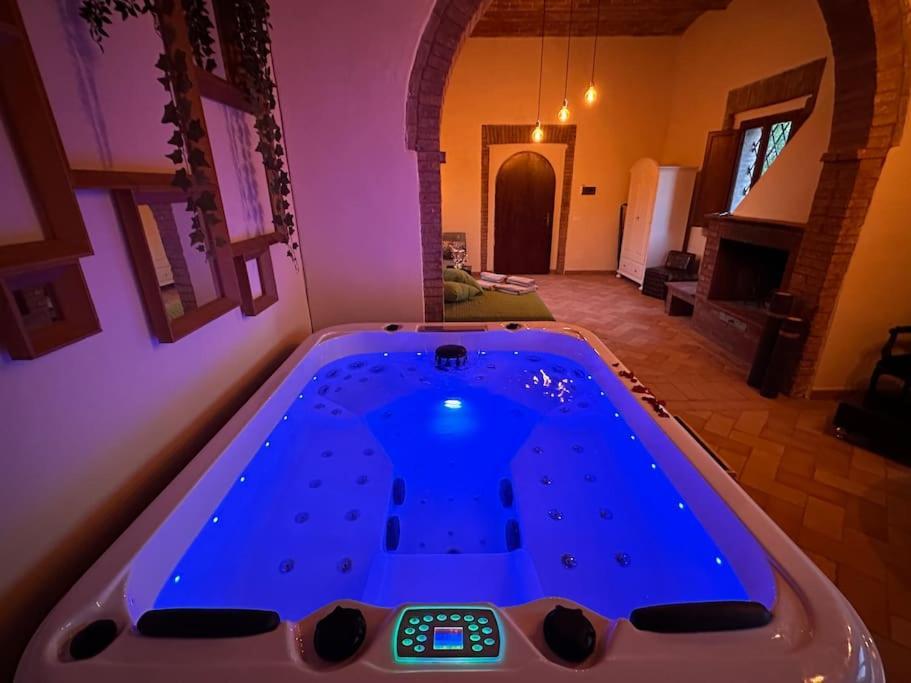 Relax Nella Jacuzzi In Toscana Colle Val D'Elsa Bagian luar foto