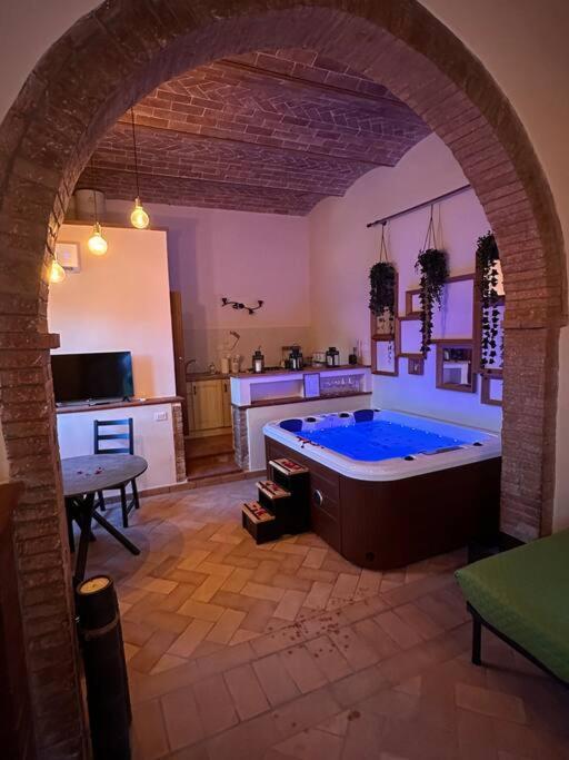 Relax Nella Jacuzzi In Toscana Colle Val D'Elsa Bagian luar foto