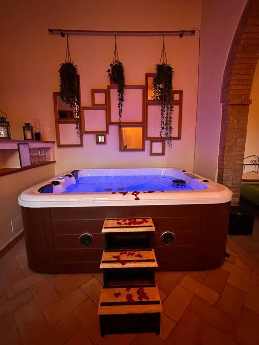 Relax Nella Jacuzzi In Toscana Colle Val D'Elsa Bagian luar foto