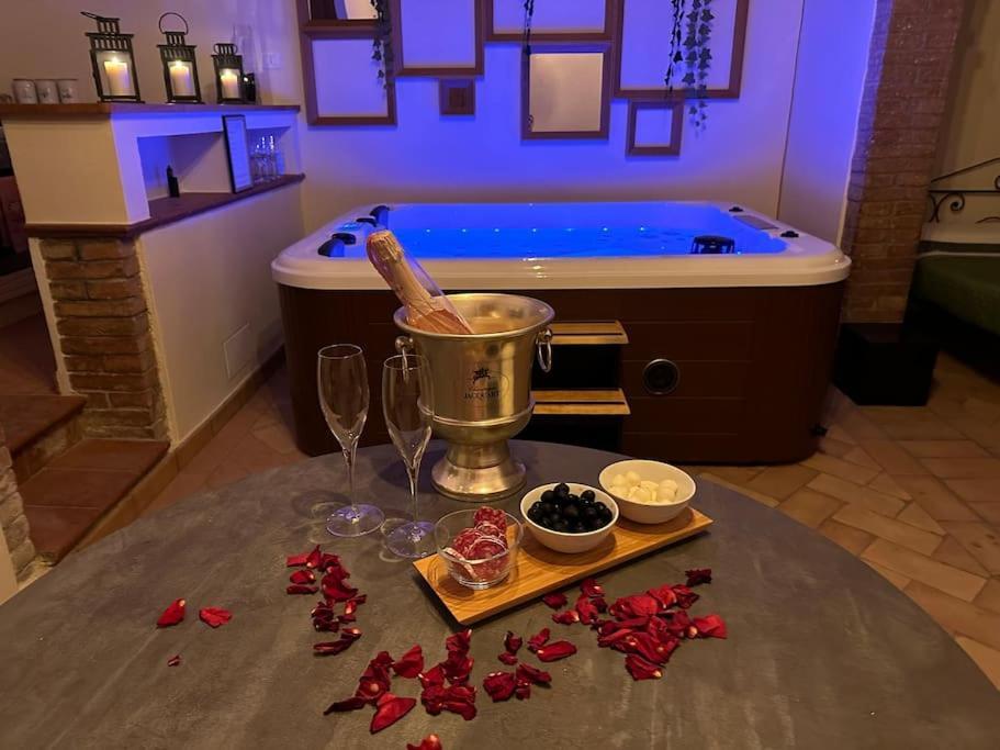 Relax Nella Jacuzzi In Toscana Colle Val D'Elsa Bagian luar foto